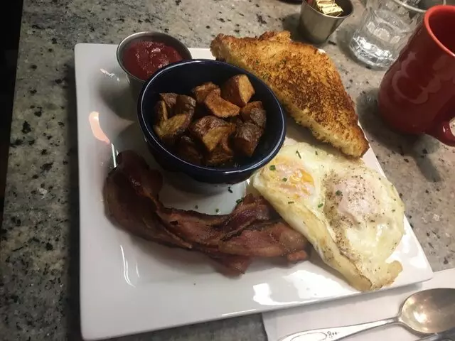 Avenues Bistro On Third