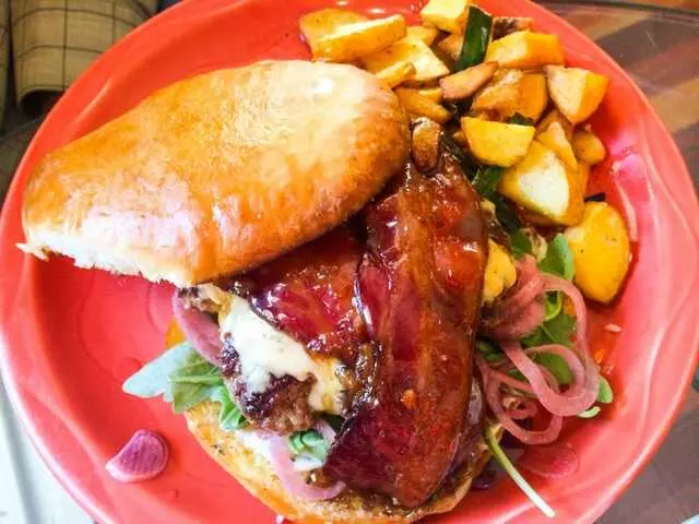 Avenues Bistro On Third