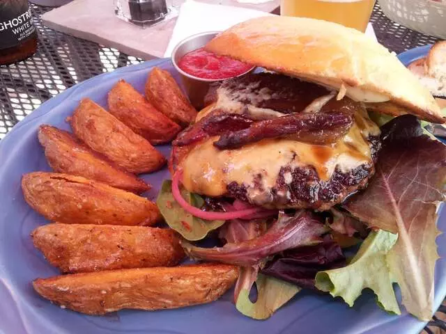 Avenues Bistro On Third