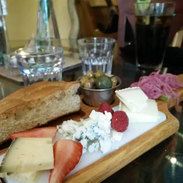 Avenues Bistro On Third