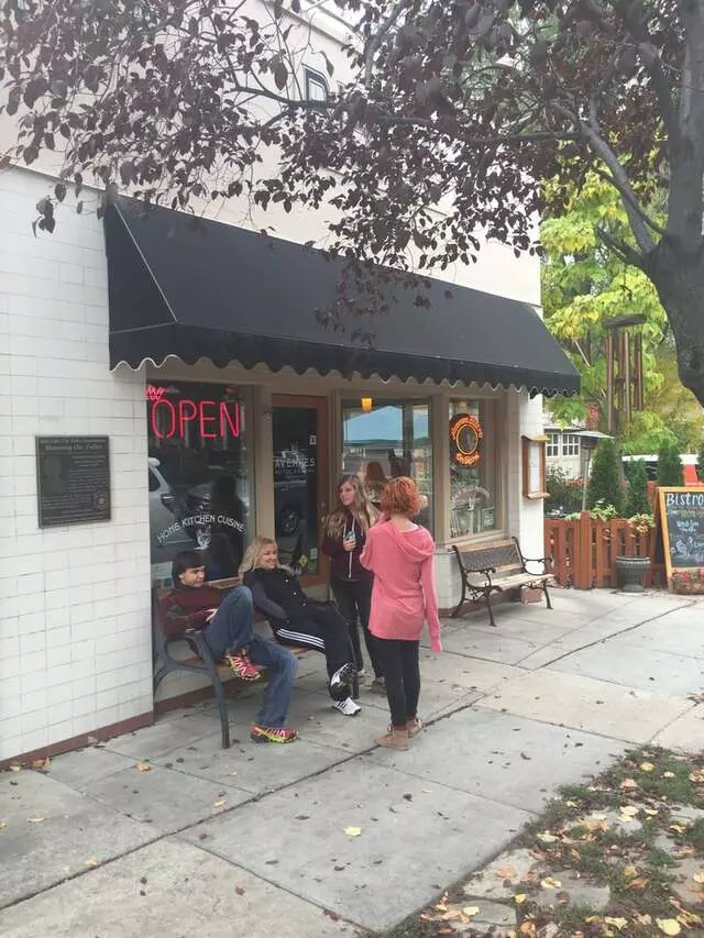 Avenues Bistro On Third