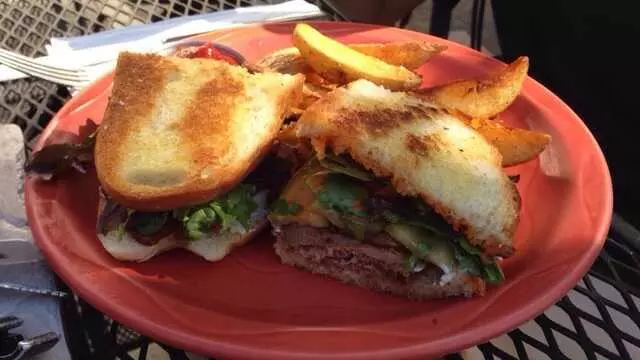 Avenues Bistro On Third