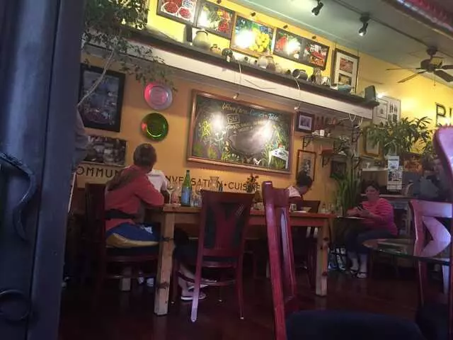 Avenues Bistro On Third