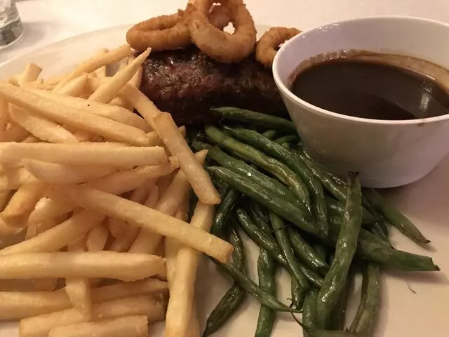Amelias Bar & Grill