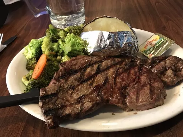 Amelias Bar & Grill